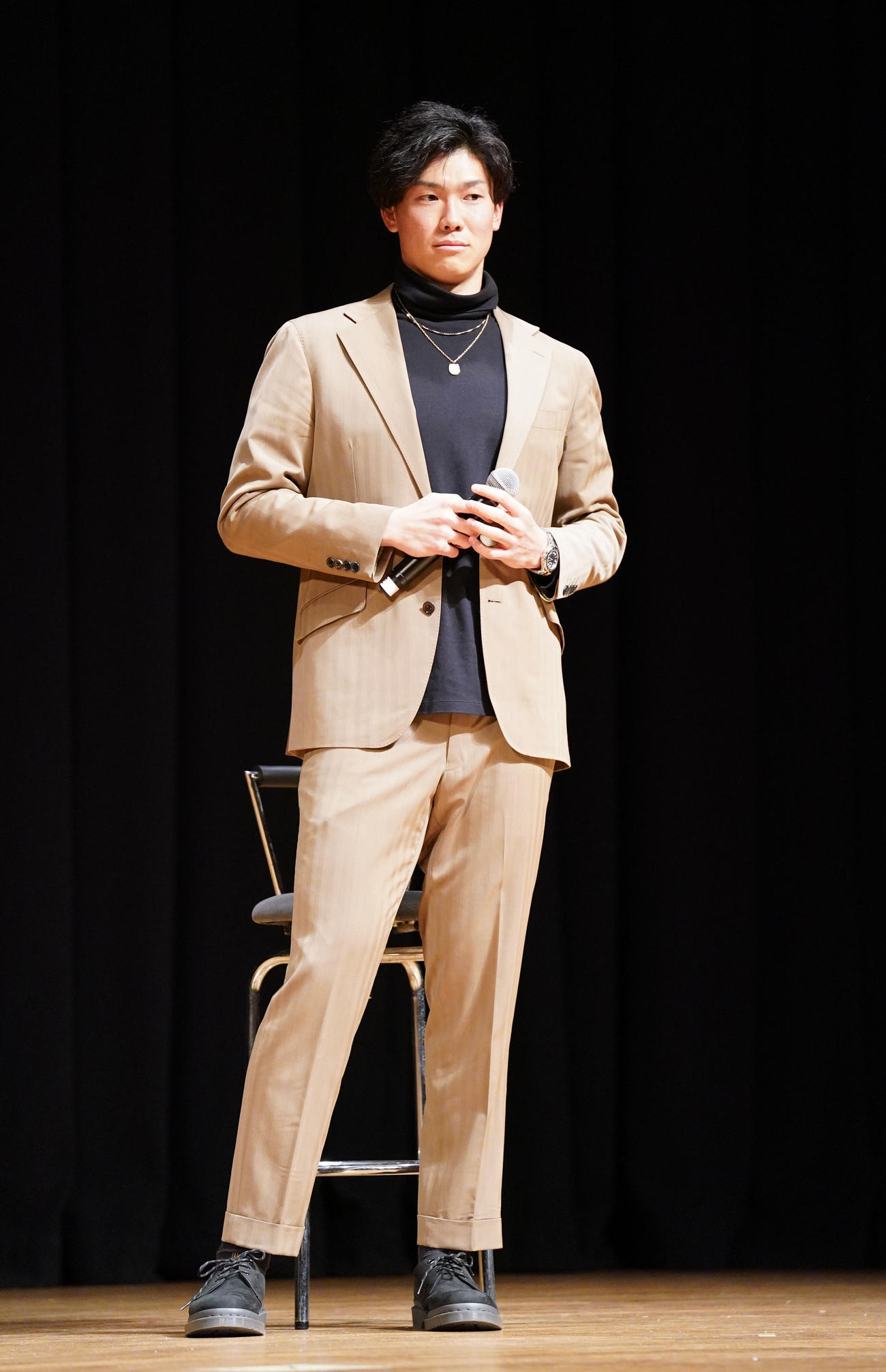 地元中学生らを対象に講演会を行う湯浅（撮影・森本幸一）