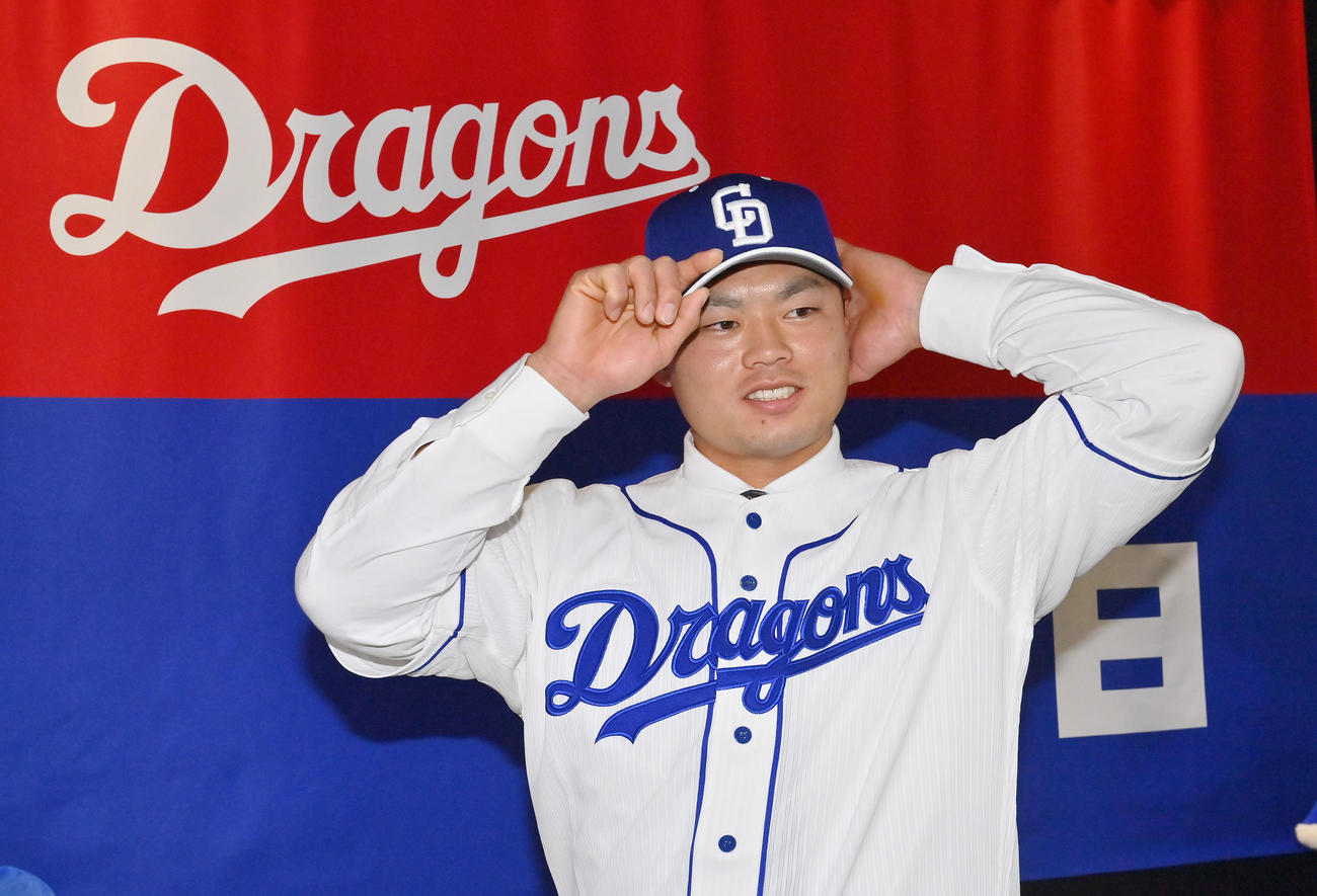 現役ドラフトで中日に移籍し、ユニホーム姿を披露する細川（撮影・和賀正仁）
