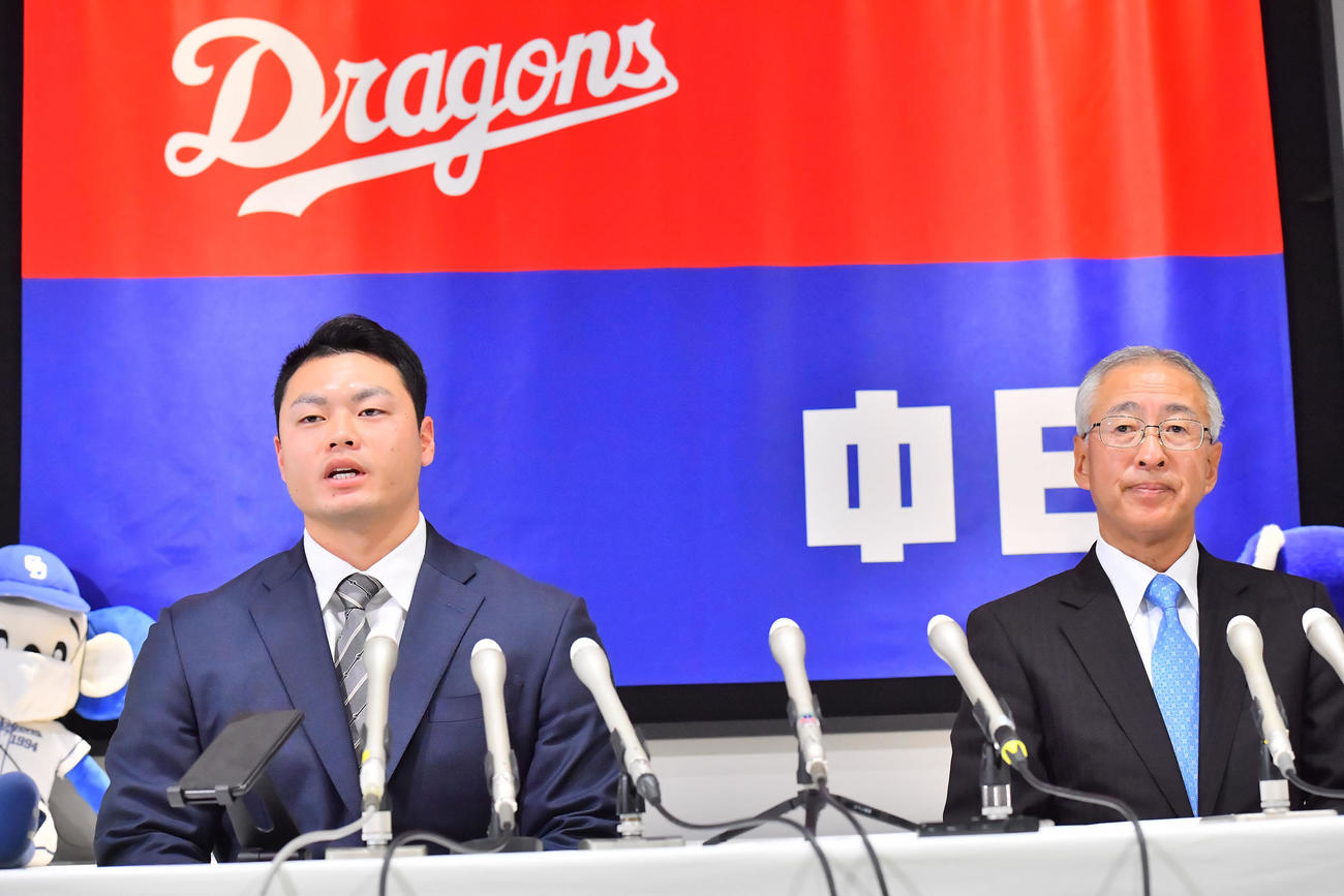 現役ドラフトで中日に移籍し、吉川球団社長（右）とともに会見する細川（撮影・和賀正仁）