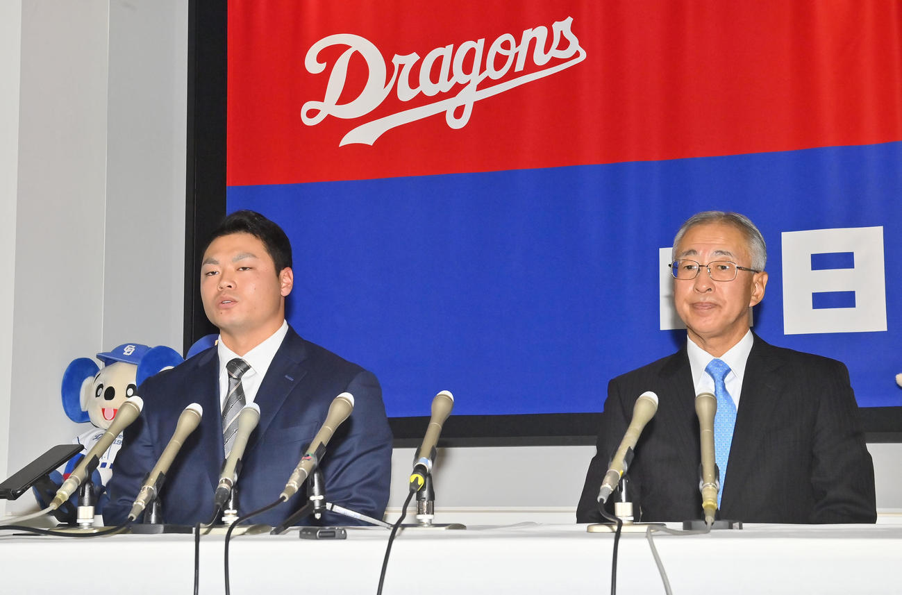 現役ドラフトで中日に移籍し、吉川球団社長（右）とともに会見する細川（撮影・和賀正仁）