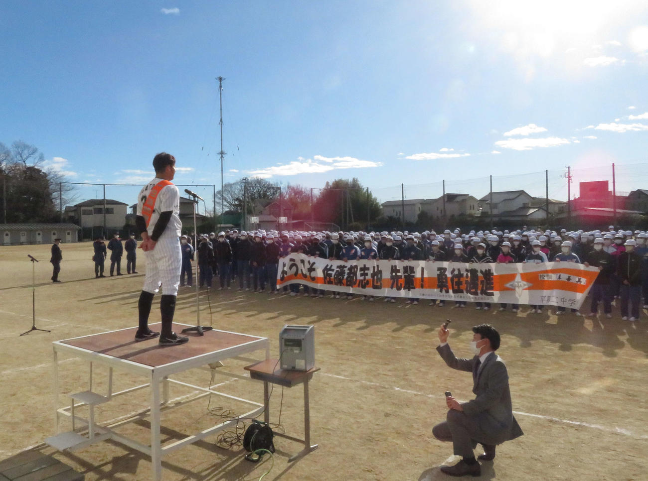 一日消防署長として母校の平二中であいさつするロッテ佐藤都（撮影・金子真仁）