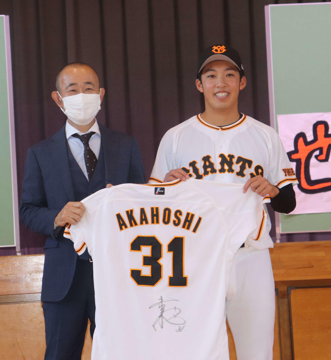 母校の世田谷区・池尻小学校を訪問し、実使用のサイン入りユニホームをプレゼントした巨人赤星（撮影・小早川宗一郎）