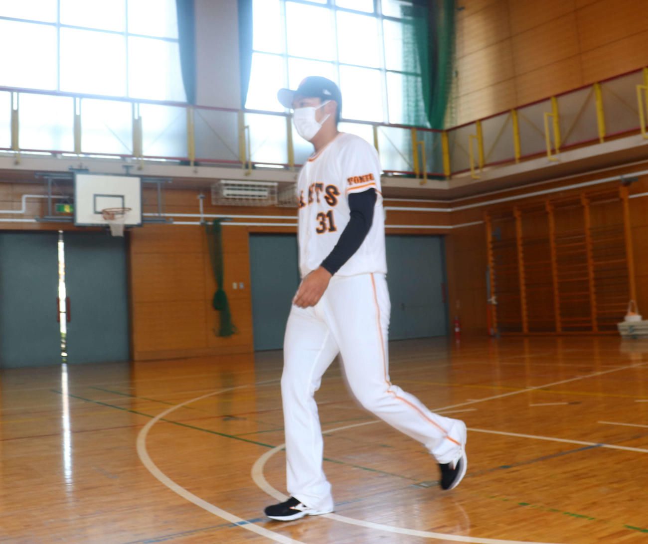 母校の世田谷区・池尻小学校を訪問した巨人赤星（撮影・小早川宗一郎）