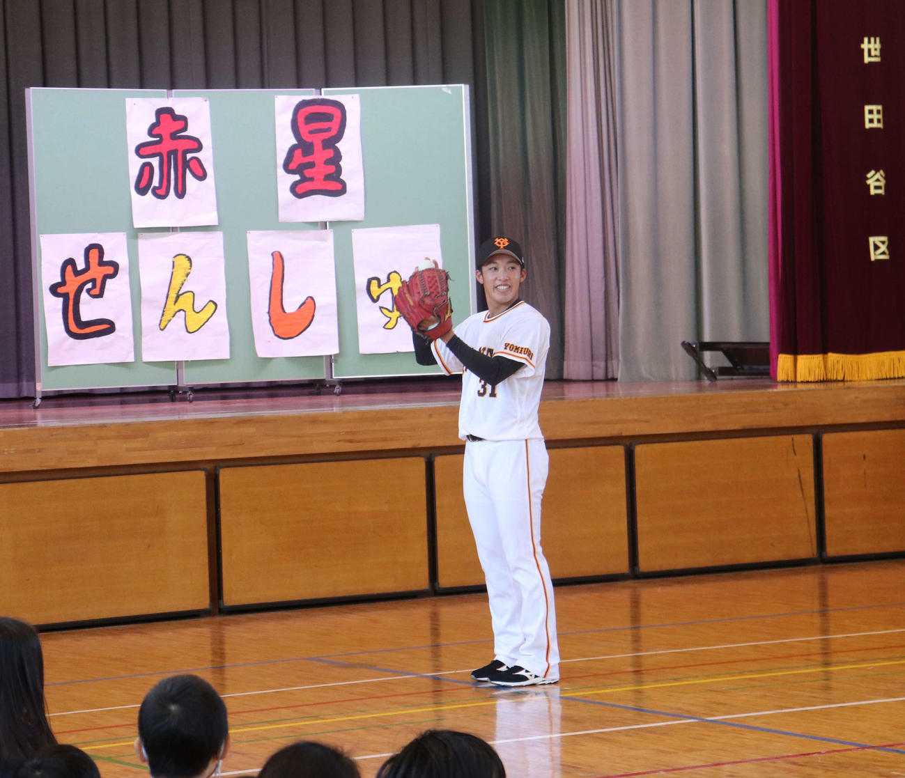 母校の世田谷区・池尻小学校を訪問し、生徒とキャッチボールする巨人赤星（撮影・小早川宗一郎）