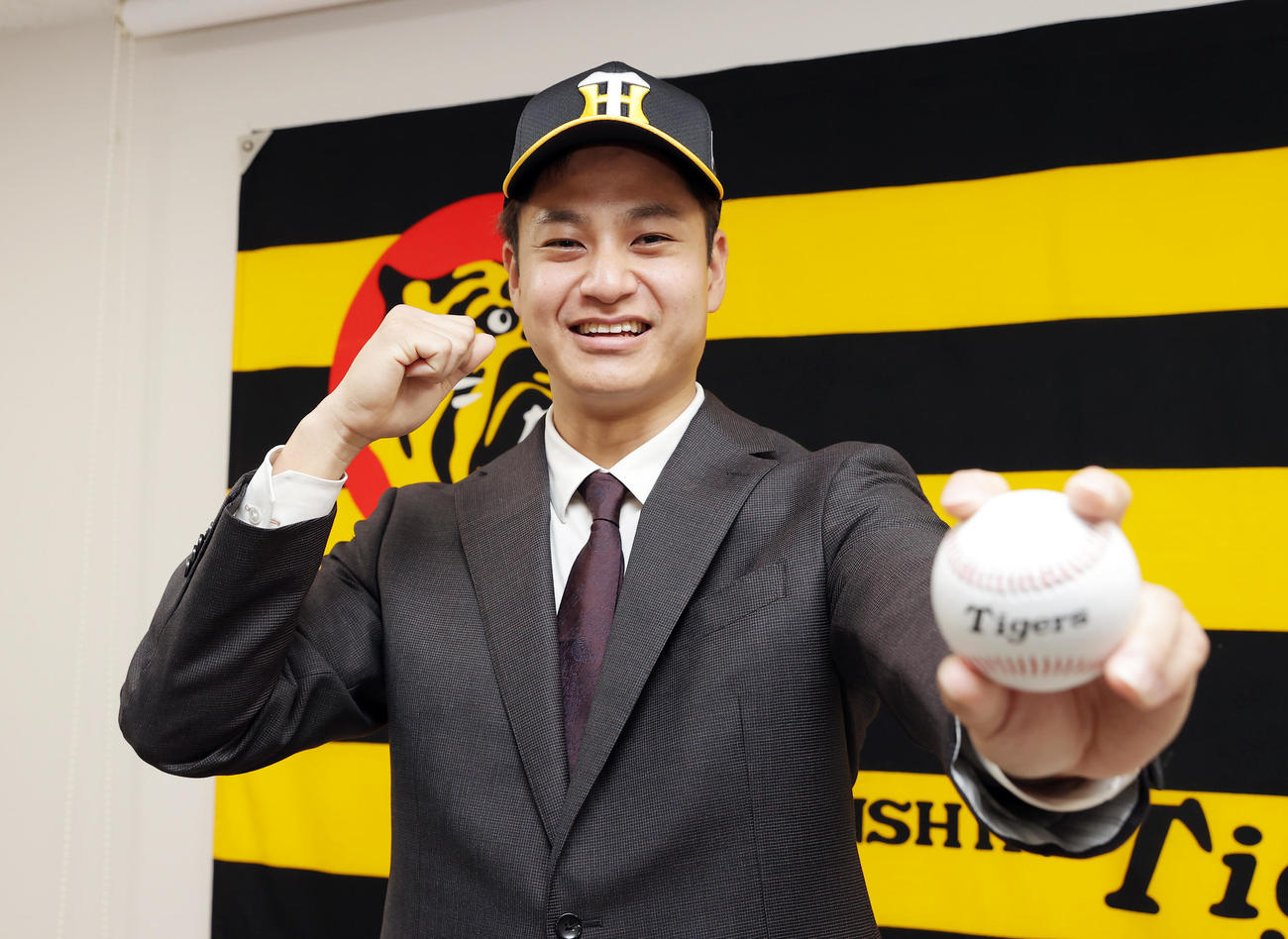 入団会見を終え笑顔でポーズをとる阪神大竹（撮影・前田充）