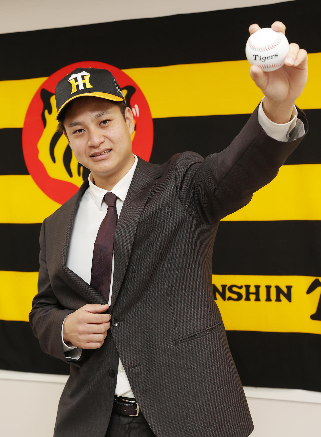 入団会見を終え笑顔でポーズをとる阪神大竹（撮影・前田充）
