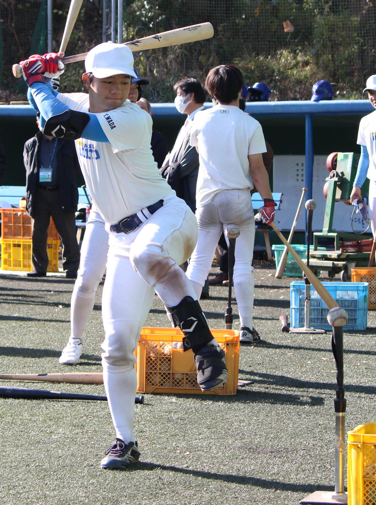ダケカンババットを使ってティー打撃をする東大・和田（撮影・保坂恭子）