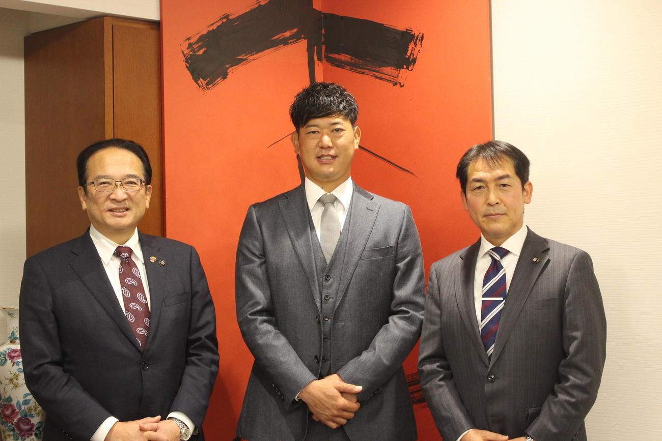 福井・敦賀市役所を訪れ、渕上敦賀市長（左端）、敦賀市議会議長の福谷氏（右端）を表敬訪問した西武内海2軍投手コーチ（撮影・久保賢吾）