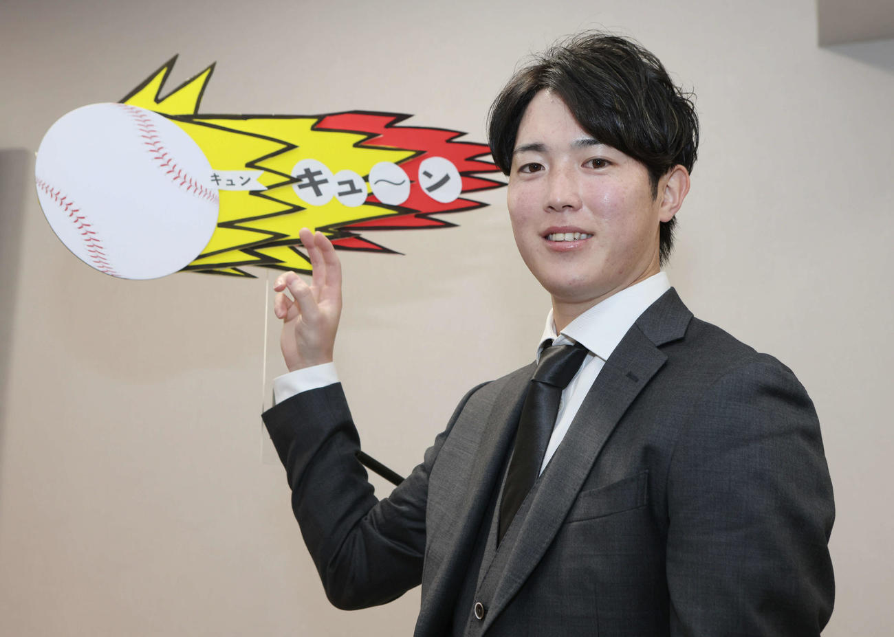 推定1億円超えで契約更改した広島森下。剛速球も森下に「キュン、キューン」してます（撮影・加藤孝規）