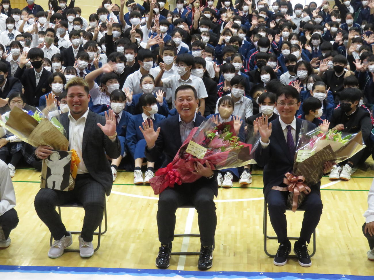 那覇市立城北中学校の児童の前で特別授業を行った、左から西武山川、巨人原監督、知念那覇市長（撮影・為田聡史）