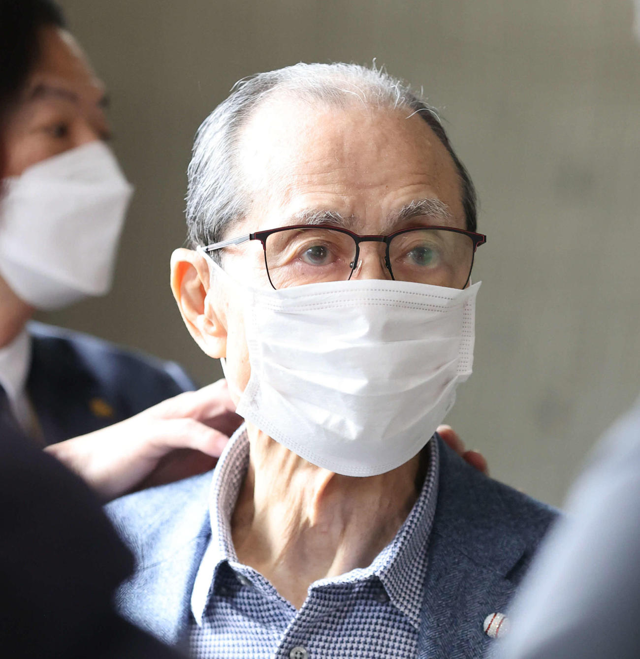報道陣に囲まれるソフトバンク王球団会長（撮影・梅根麻紀）