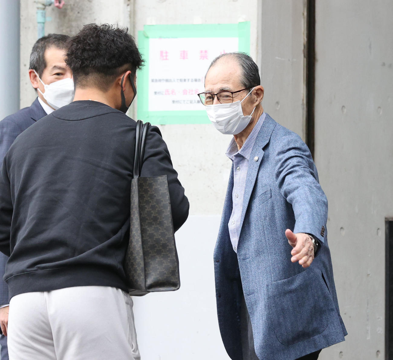 野村大樹と話をするソフトバンク王貞治球団会長（撮影・梅根麻紀）