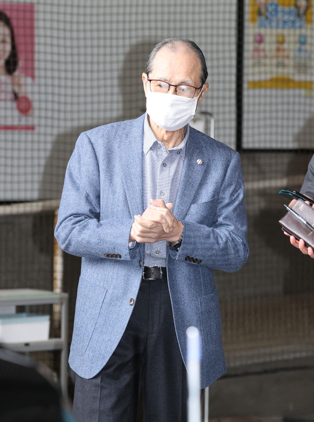 報道陣に囲まれるソフトバンク王貞治球団会長（撮影・梅根麻紀）