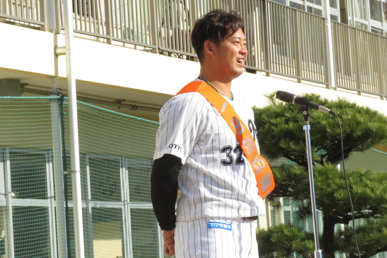 1日消防署長として母校を訪れ在校生と校歌を歌うロッテ佐藤都（撮影・金子真仁）