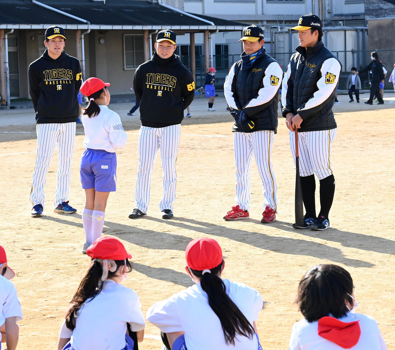 ゲストティーチャーとして西宮市立今津小学校を訪れた、左から高寺、藤田、中川、前川は児童の質問に答える（撮影・前岡正明）