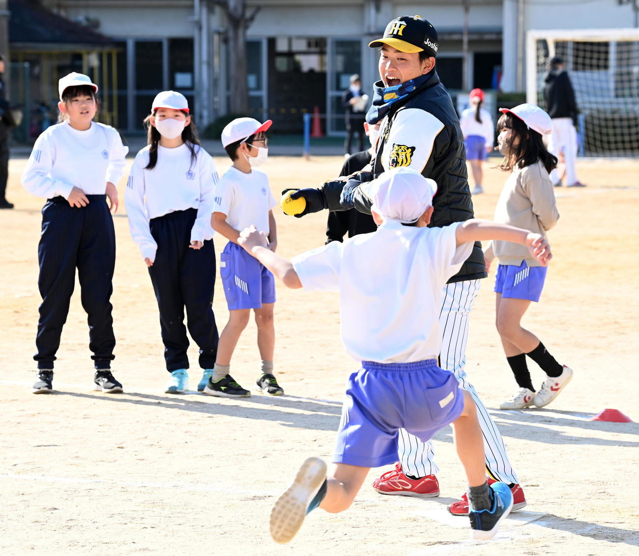 ゲストティーチャーとして西宮市立今津小学校を訪れ児童と笑顔でふれあう中川（撮影・前岡正明）