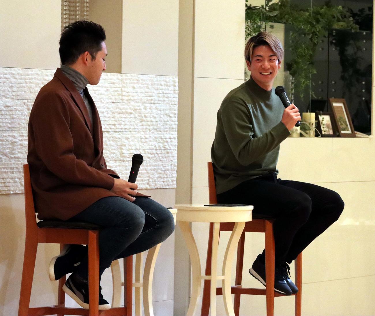室蘭市内でのトークショーに出演した（左から）杉谷氏と日本ハム松本剛（撮影・永野高輔）