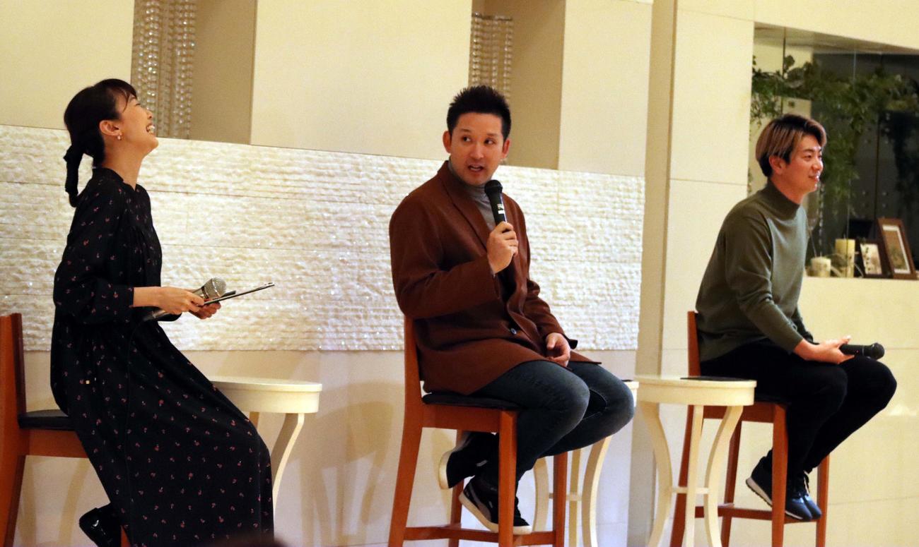 室蘭市内でのトークショーに出演した杉谷氏（中央）と日本ハム松本剛（右）（撮影・永野高輔）