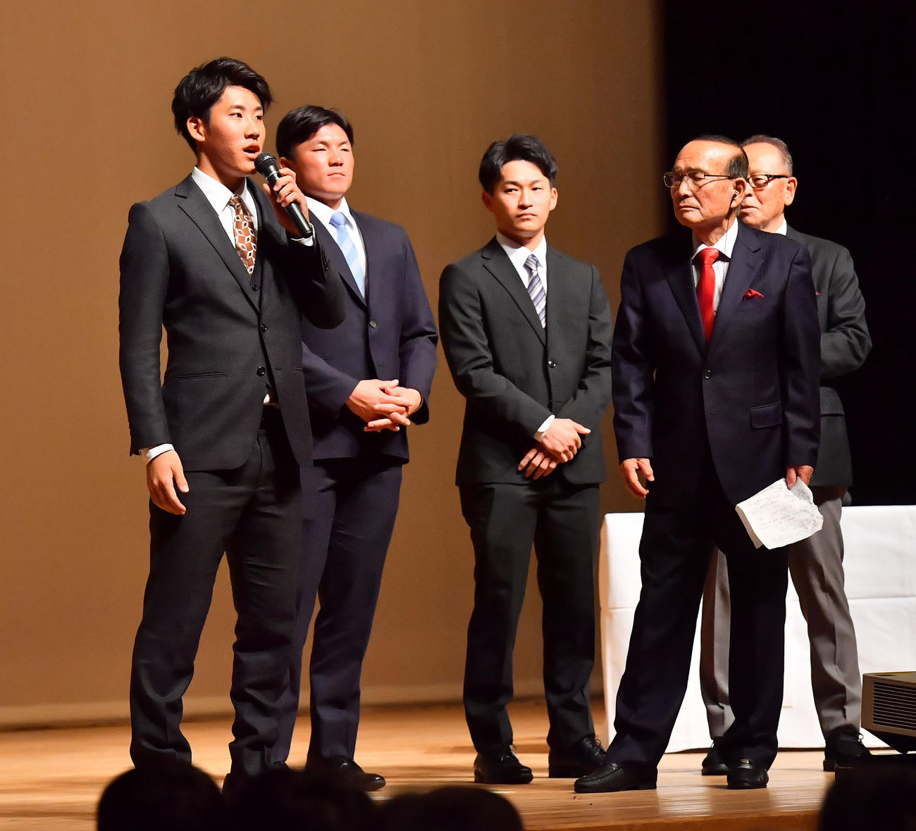 マイクを手に来季の目標を表明する阪神ドラフト5位の富田（撮影・和賀正仁）