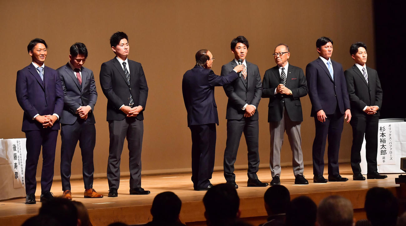「ぎふベースボールフォーラム」でインタビューを受ける阪神ドラフト5位の富田（撮影・和賀正仁）
