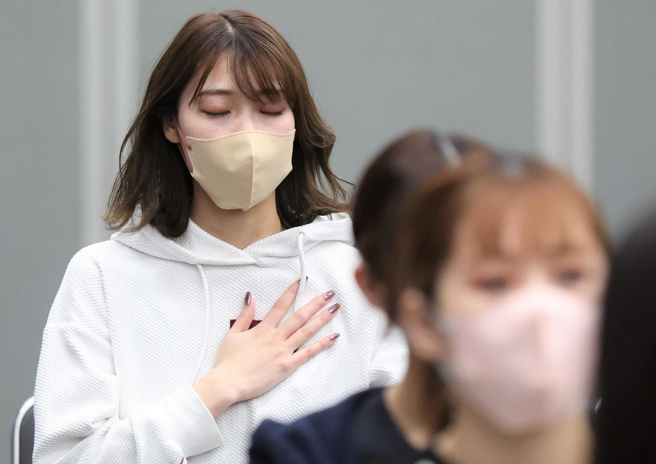 控室で最終審査の結果を待つ応募者
