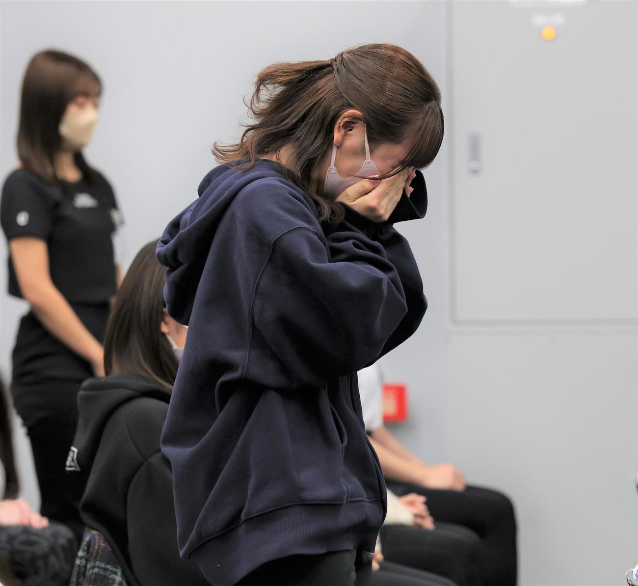 最終審査に合格し涙する応募者