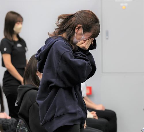 最終審査に合格し涙する応募者