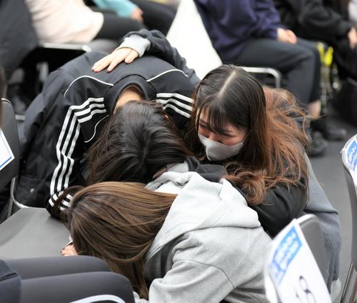 最終選考から漏れ涙する応募者