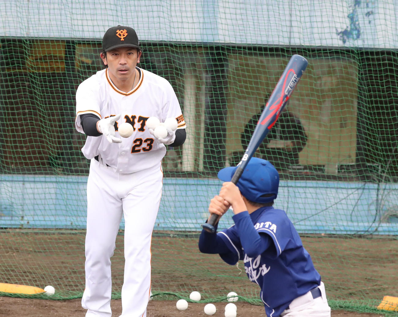 子どもたちを指導する松田（撮影・屋方直哉）