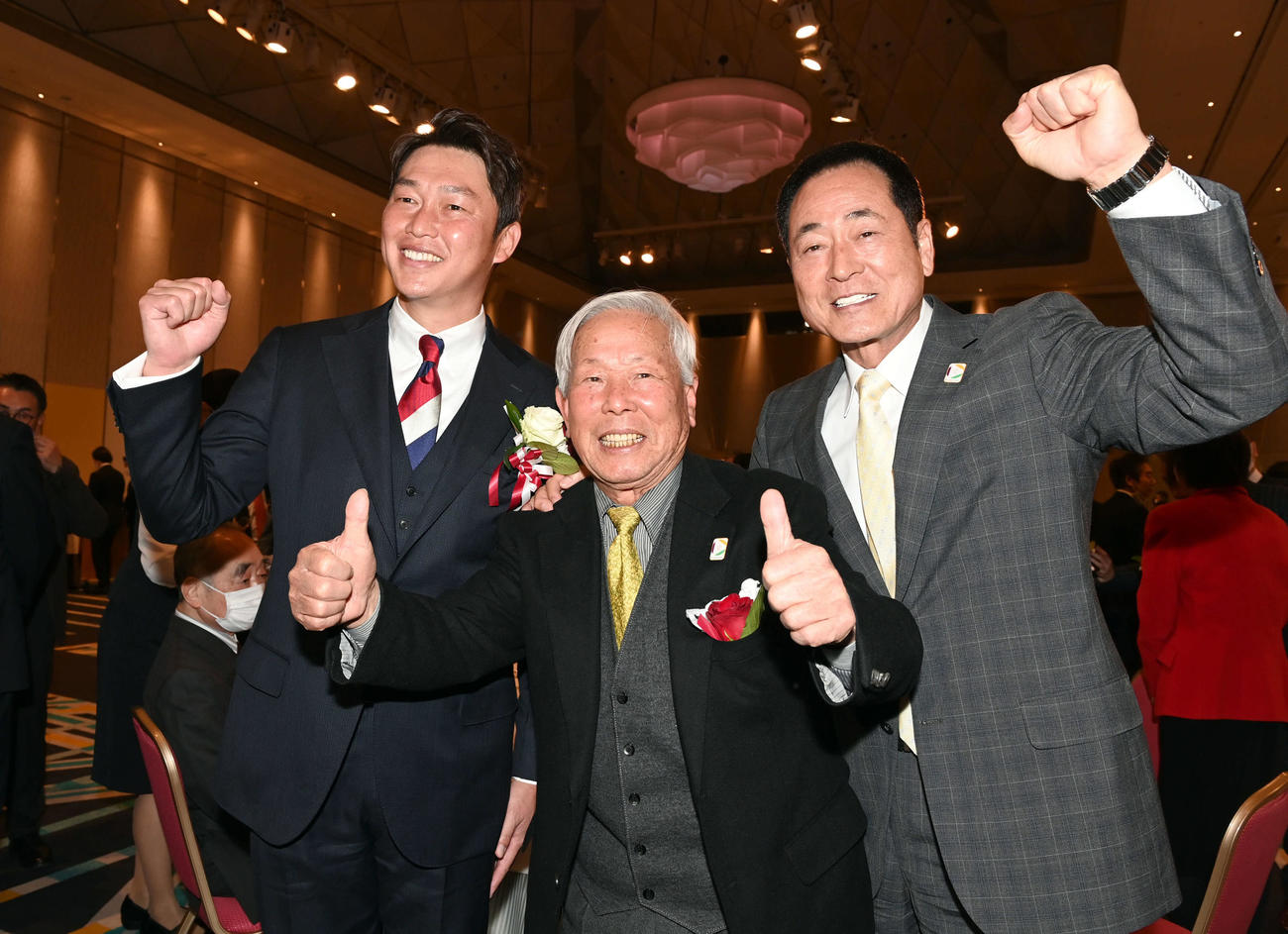 駒大・太田終身名誉監督（中央）、中畑OB会長（右）と笑顔を見せる広島新井監督（撮影・たえ見朱実）