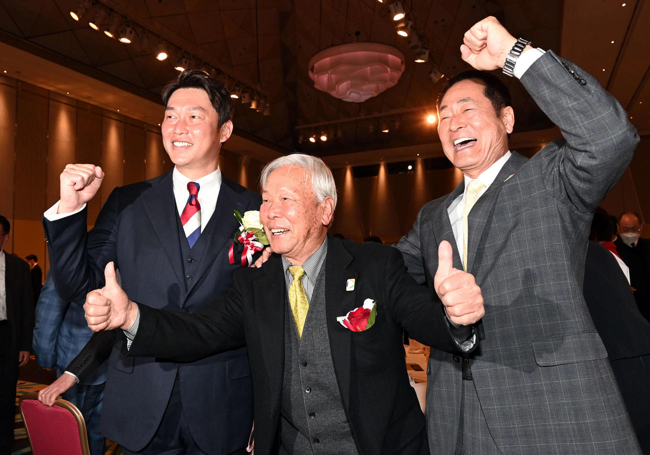 駒大・太田終身名誉監督（中央）、中畑OB会長（右）と笑顔を見せる広島新井監督（撮影・たえ見朱実）
