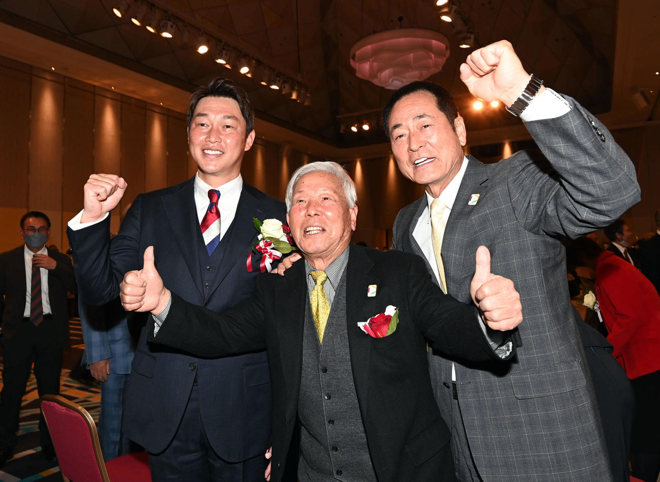 駒大・太田終身名誉監督（中央）、中畑OB会長（右）と笑顔を見せる広島新井監督（撮影・たえ見朱実）
