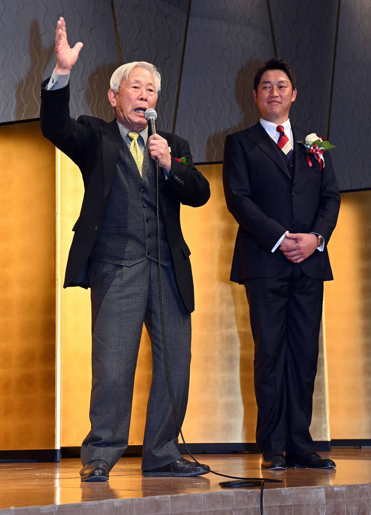 駒大・太田終身名誉監督（左）から激励される広島新井監督（撮影・たえ見朱実）