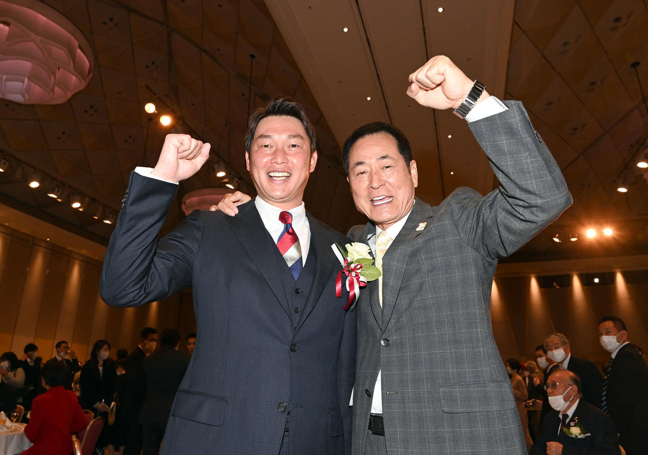 駒大・中畑OB会長（右）と笑顔でポーズを決める広島新井監督（撮影・たえ見朱実）