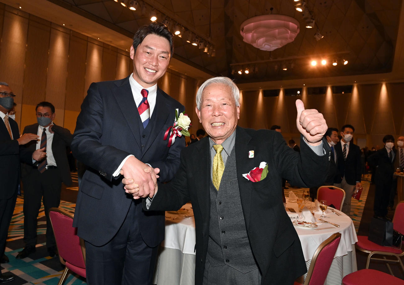 駒大・太田終身名誉監督（右）と握手を交わす広島新井監督（撮影・たえ見朱実）