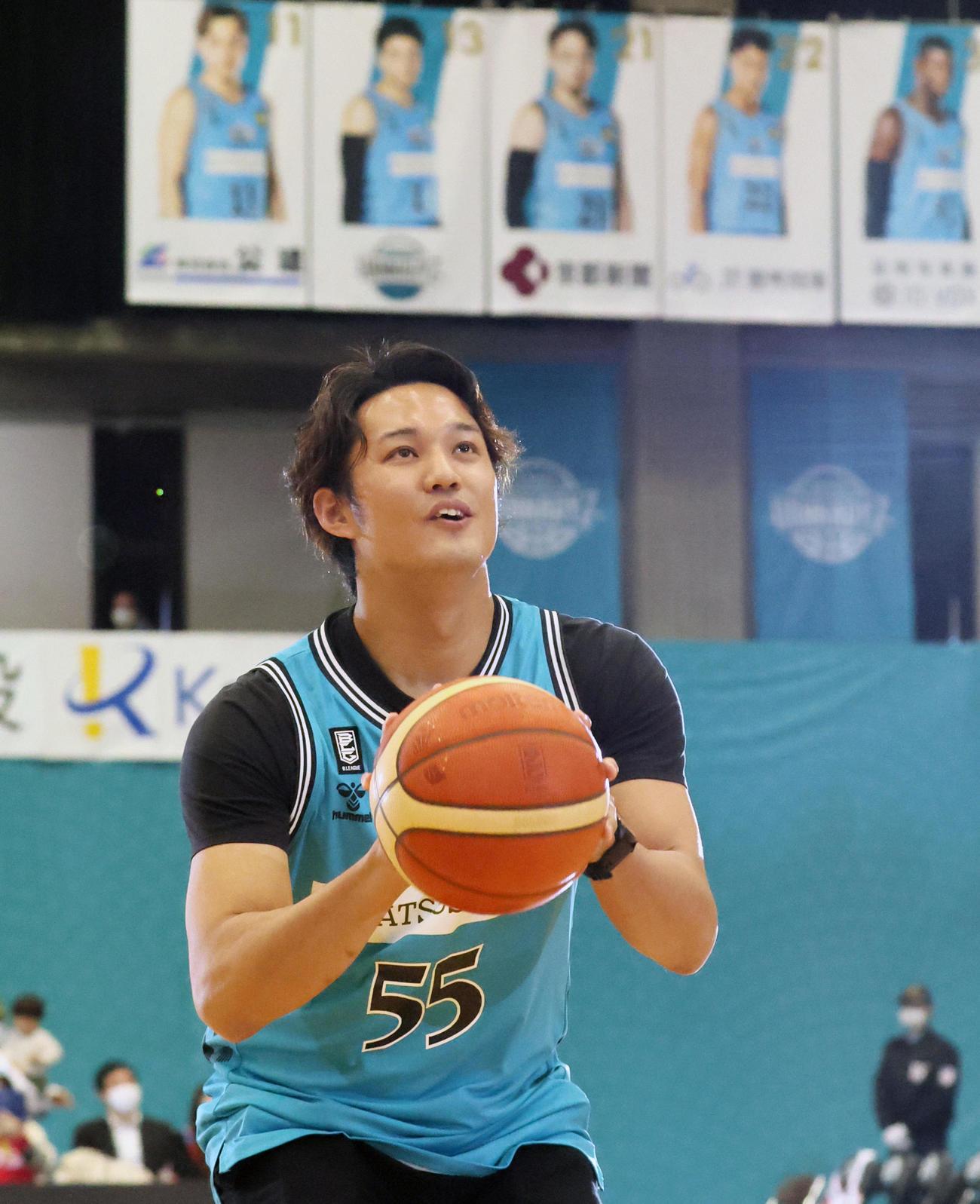 Bリーグ京都対三遠戦のハーフタイムにゲスト出演しフリースローに挑戦する藤浪（撮影・加藤哉）