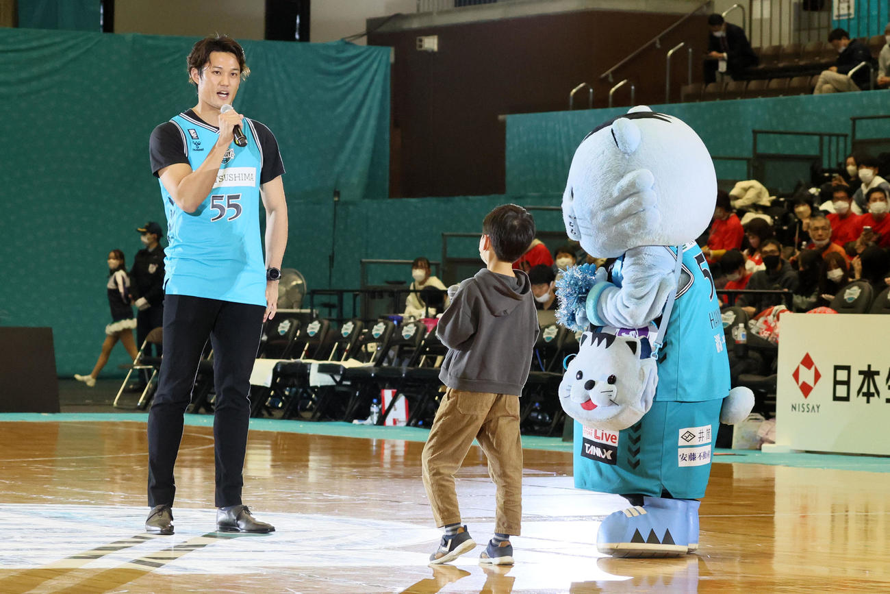 Bリーグ京都対三遠戦のハーフタイムにゲストで登場した藤浪は子どもからの質問に答える（撮影・加藤哉）