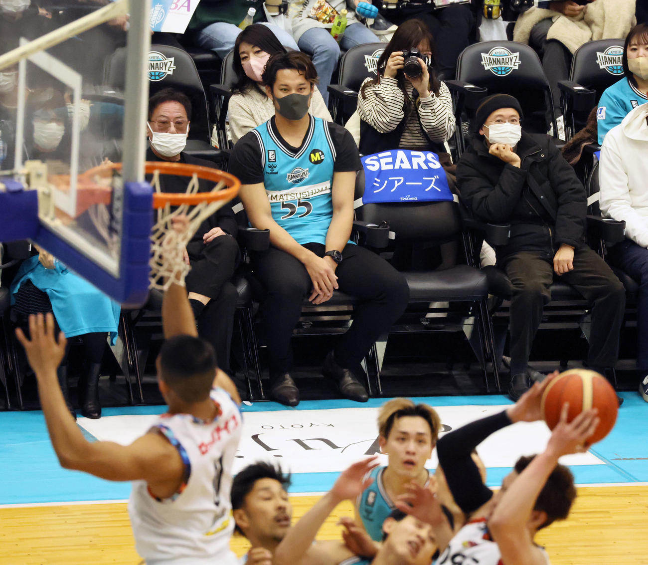 Bリーグ京都対三遠戦を観戦する藤浪（撮影・加藤哉）