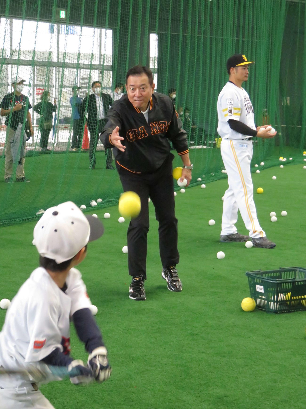 野球教室でトスを上げる巨人原監督（撮影・為田聡史）