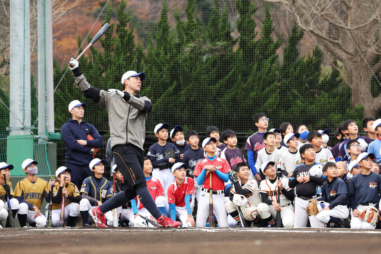 野球教室で子どもたちに打撃を披露する広島秋山（撮影・河田真司）