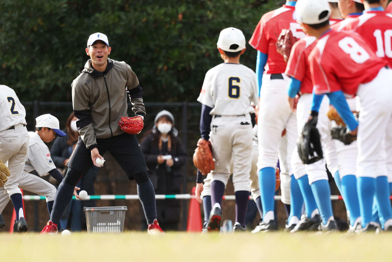 野球教室で子どもたちに球出しする広島秋山（撮影・河田真司）