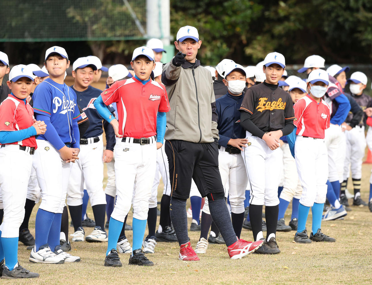 野球教室で子どもたちと話す広島秋山（中央）（撮影・河田真司）
