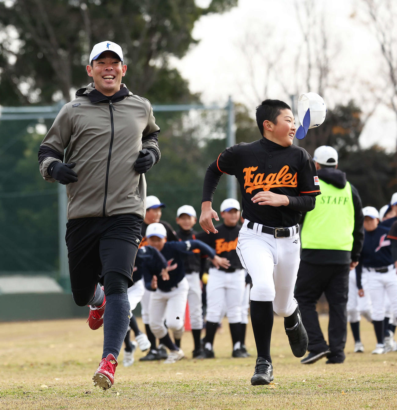 野球教室で子どもたちとウオーミングアップする広島秋山（左）（撮影・河田真司）