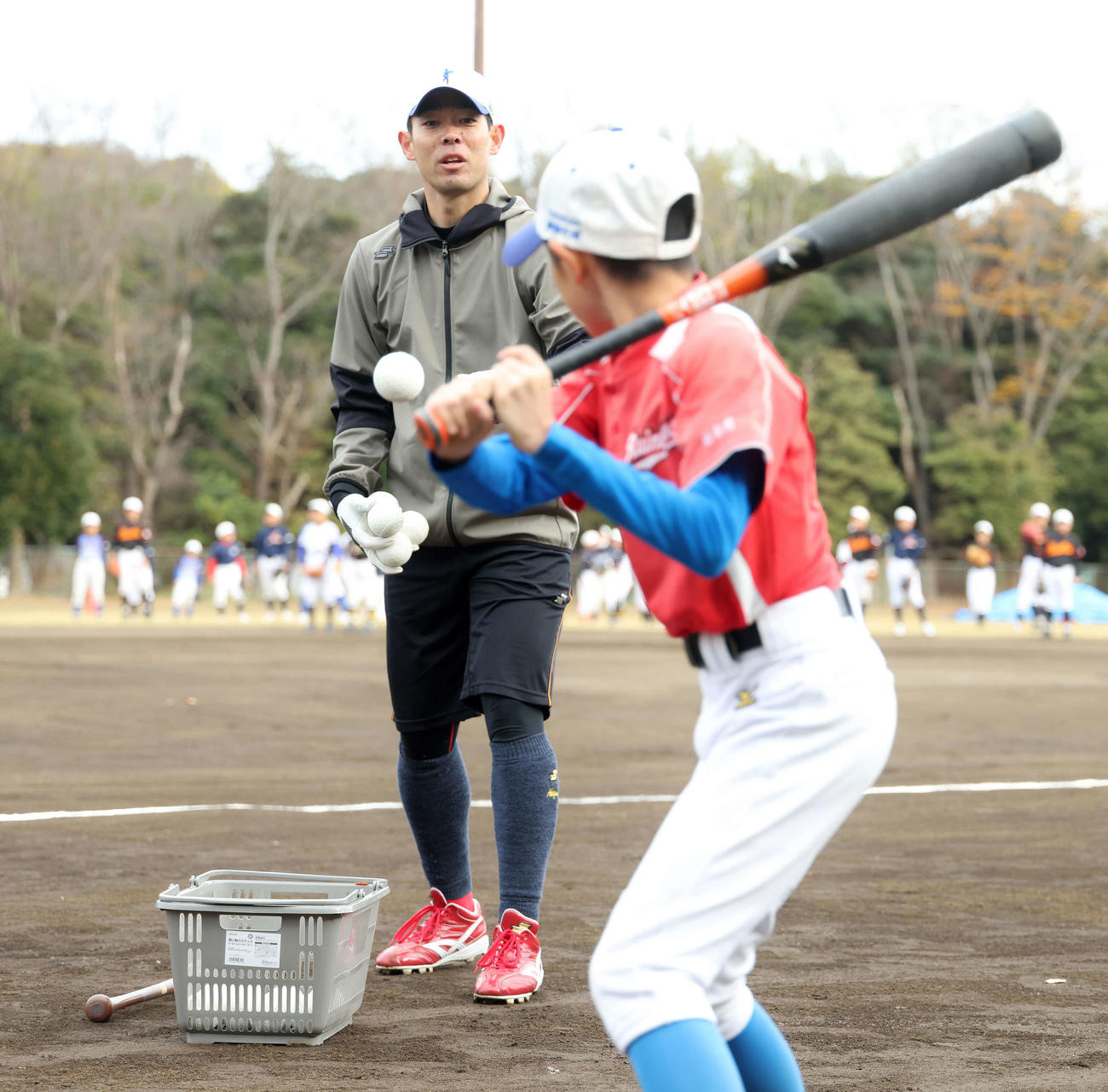 野球教室で子どもたちに球出しする広島秋山（撮影・河田真司）