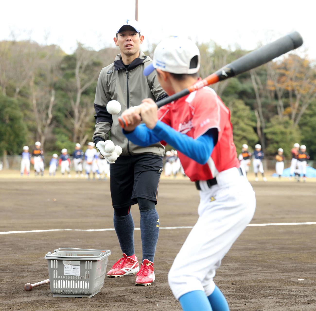 野球教室で子どもたちに球出しする広島秋山（撮影・河田真司）