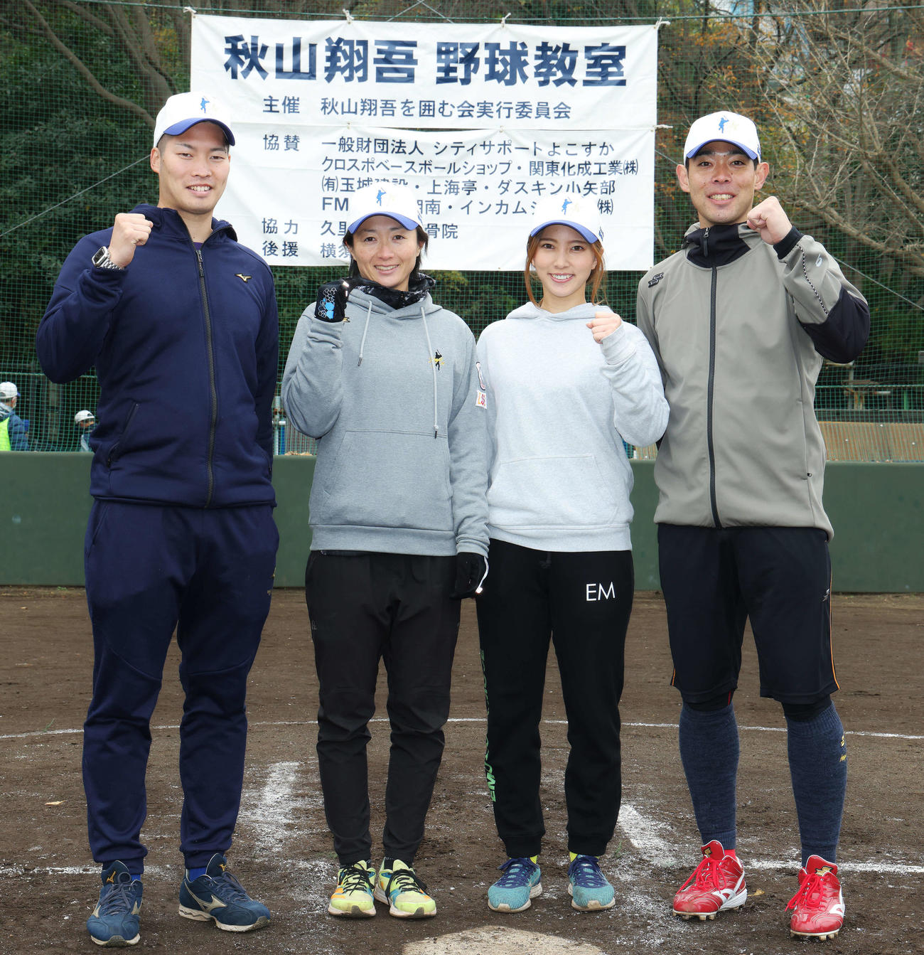 野球教室後終了後、写真に納まる、左から大高、ライオンズレディース山崎、アメイジング笹川、広島秋山（撮影・河田真司）