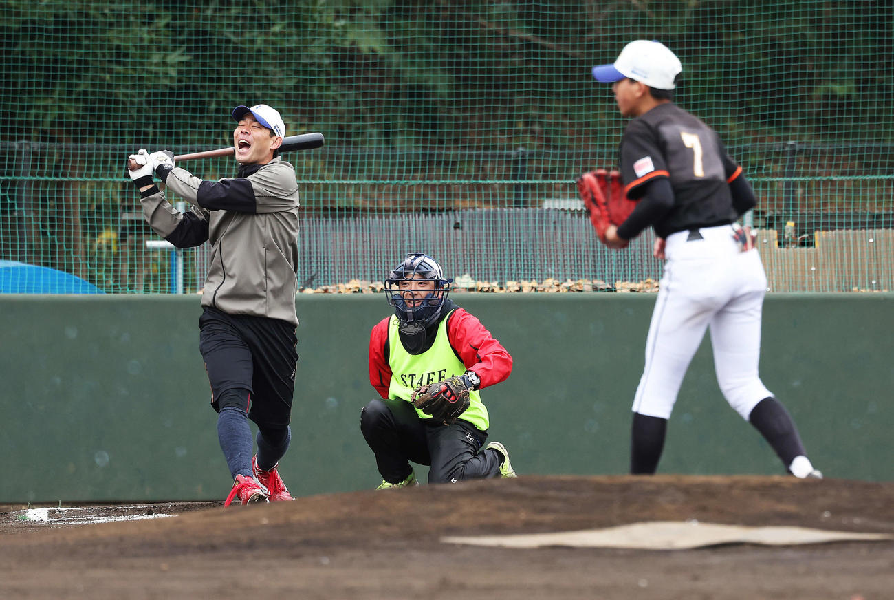1打席勝負に臨む広島秋山（左）（撮影・河田真司）