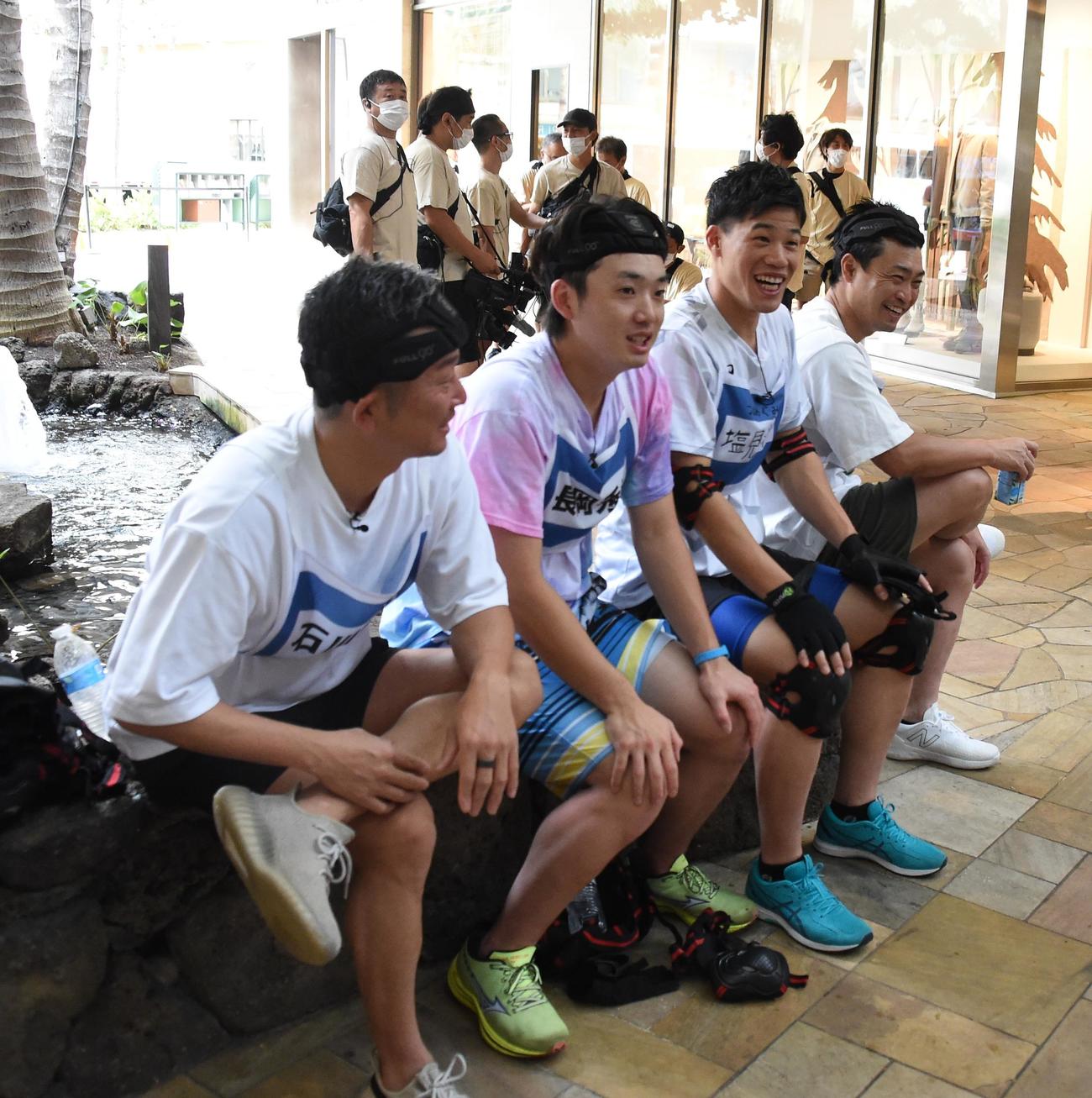 フジテレビ系「逃走中」に出演し、収録の合間に笑顔を見せるヤクルトの選手たち。左から石川、長岡、塩見、青木（撮影・鈴木正章）