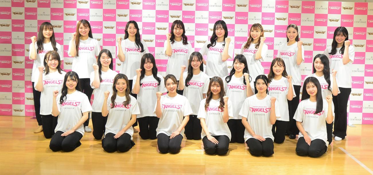 楽天イーグルス公式チアリーダー「東北ゴールデンエンジェルス」メンバー。左後ろからKOHARU、NANAKA、MEI、KIMIKA、SHION、CHINAMI、RUKA、SUZUKA、ASUKA、MOMOKA、KURUMI、HONOKA、NANA、HARUKA、YUMIKA、NON、KANA、KAHO、KURARA、HARU、AIMI（撮影・佐藤究）