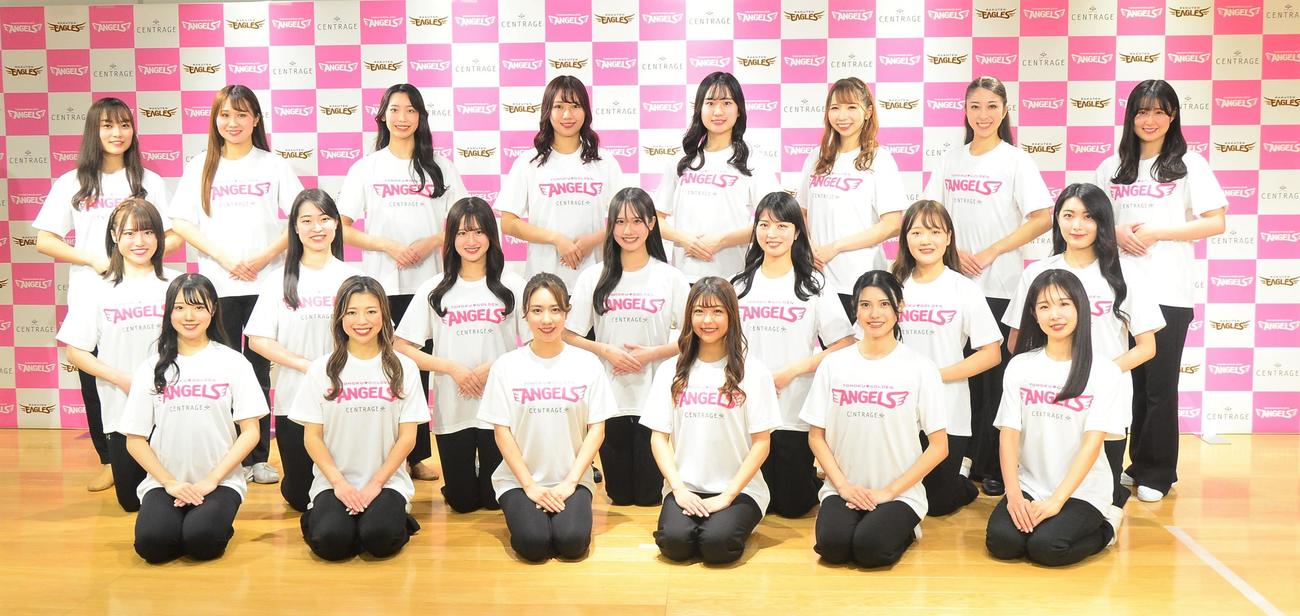 楽天イーグルス公式チアリーダー「東北ゴールデンエンジェルス」メンバー。左後ろからKOHARU、NANAKA、MEI、KIMIKA、SHION、CHINAMI、RUKA、SUZUKA、ASUKA、MOMOKA、KURUMI、HONOKA、NANA、HARUKA、YUMIKA、NON、KANA、KAHO、KURARA、HARU、AIMI（撮影・佐藤究）